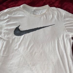 WHITE NIKE TEE